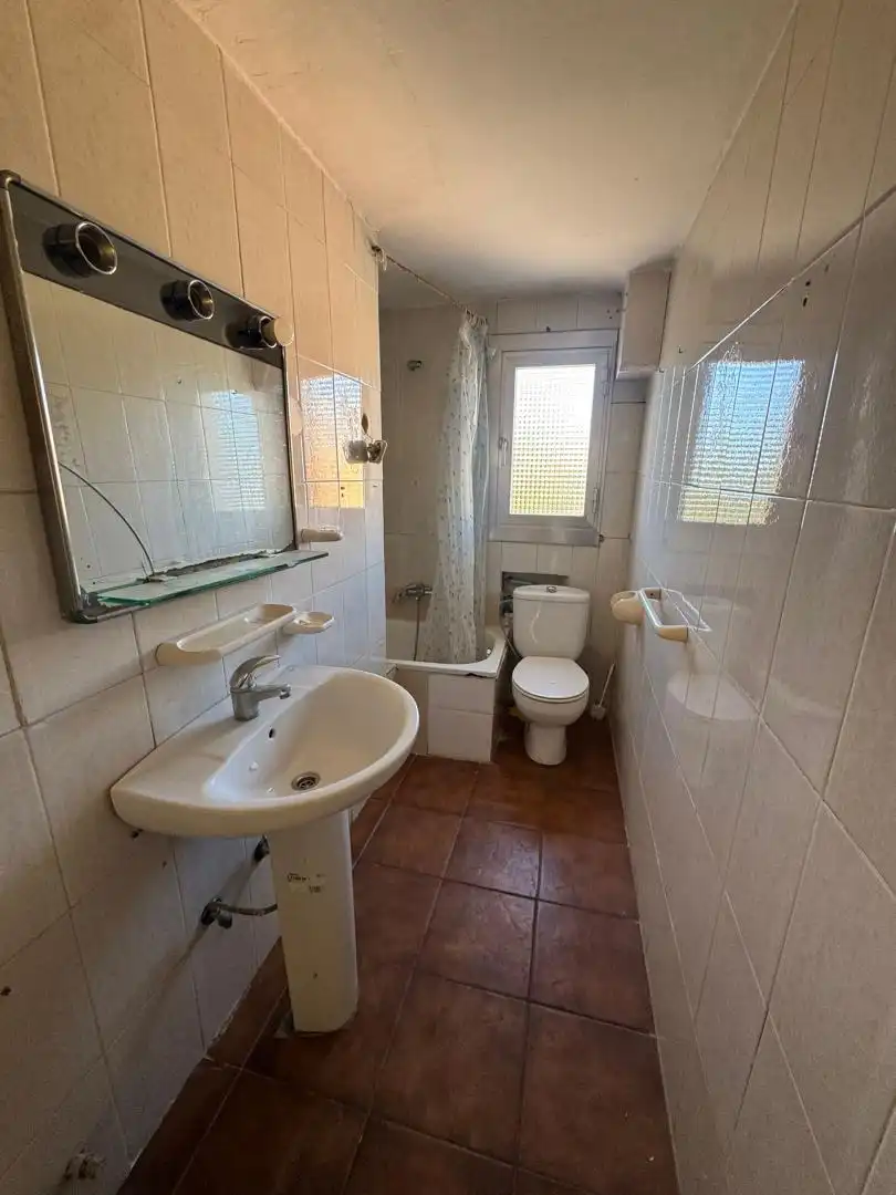Flat for sale in Carrer de Les Tres Forques, 54, Barrio de Patraix Bathroom of Flat for sale in Valencia Capital with Air Conditioner and Balcony