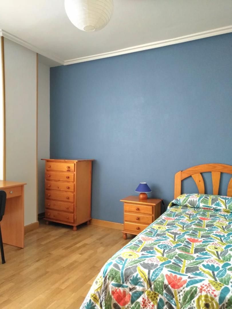 Bedroom of Flat to share in Burgos Capital  with Heating, Parquet flooring and Furnished