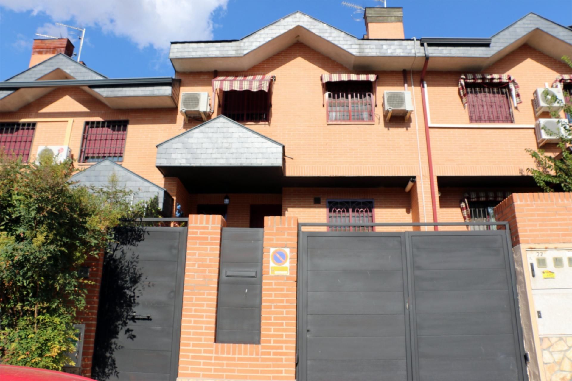 Vista exterior de Casa o xalet en venda en Rivas-Vaciamadrid amb Aire condicionat, Calefacció i Jardí privat