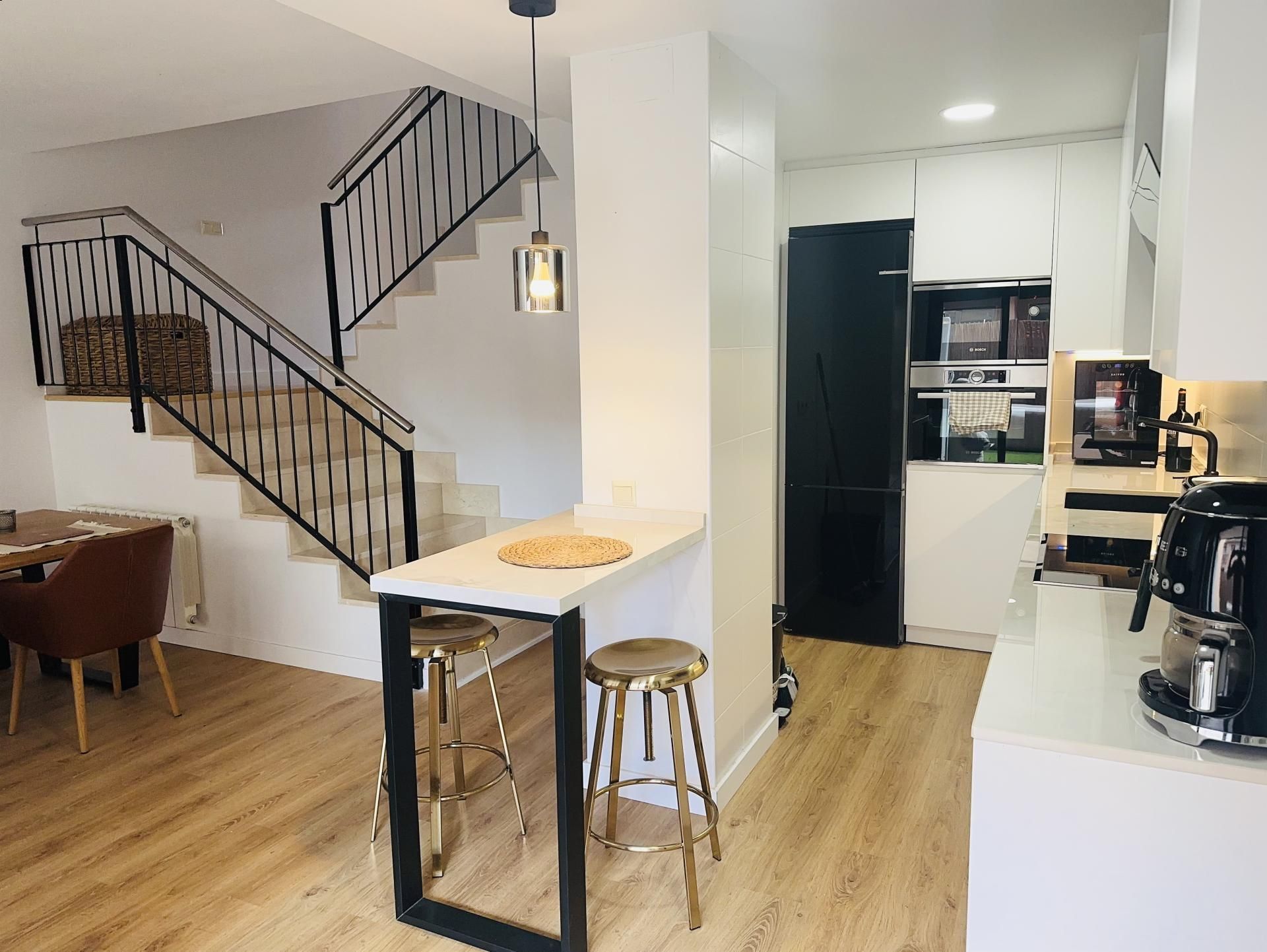 Casa adosada en venta en Calle Cañón de Río Lobos, 3, Aldeamayor de San Martín Cocina de Casa adosada en venta en Aldeamayor de San Martín con Terraza, Piscina y Balcón