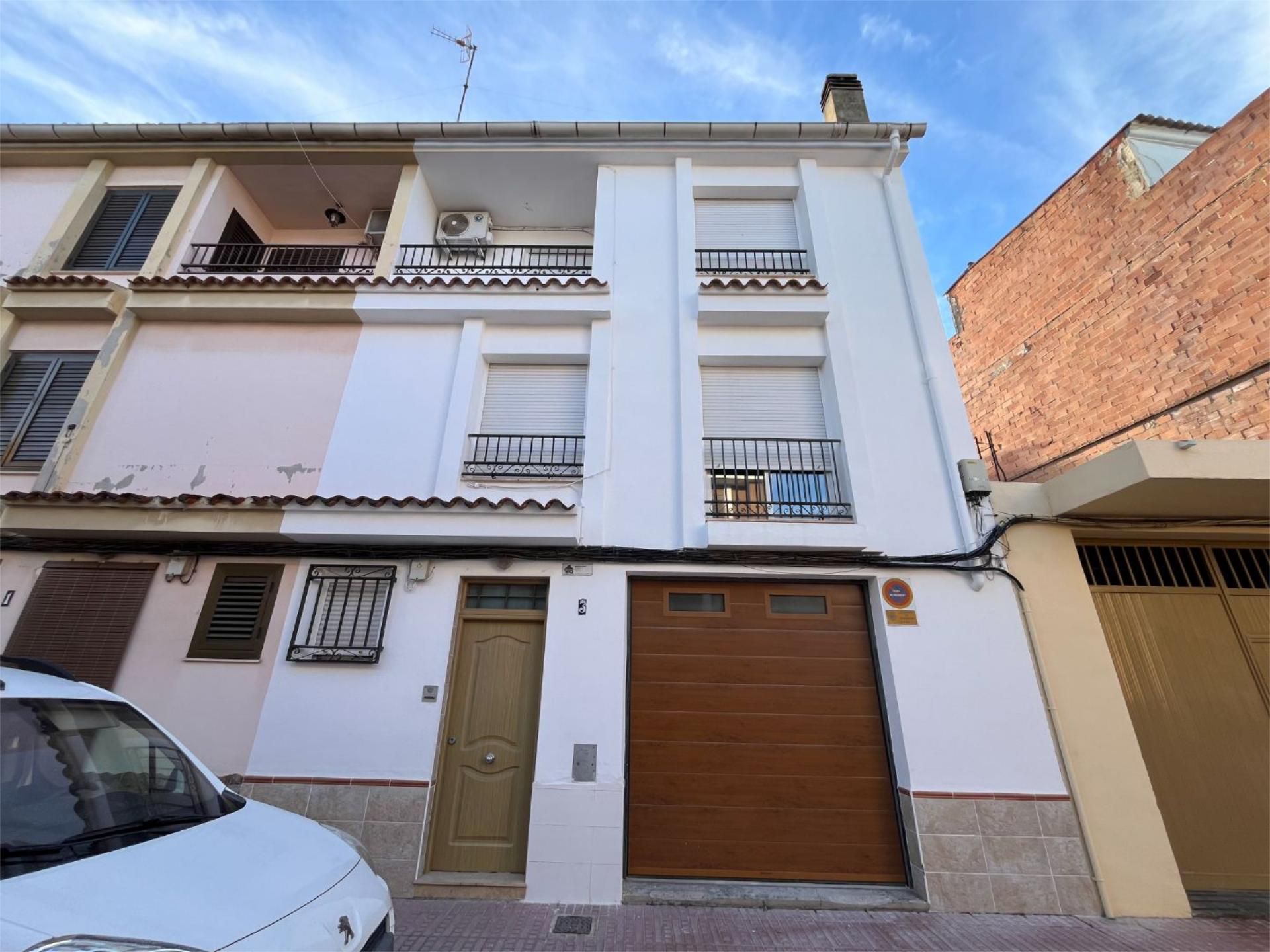 Vista exterior de Casa adosada en venda en Guadassuar amb Aire condicionat, Terrassa i Balcó