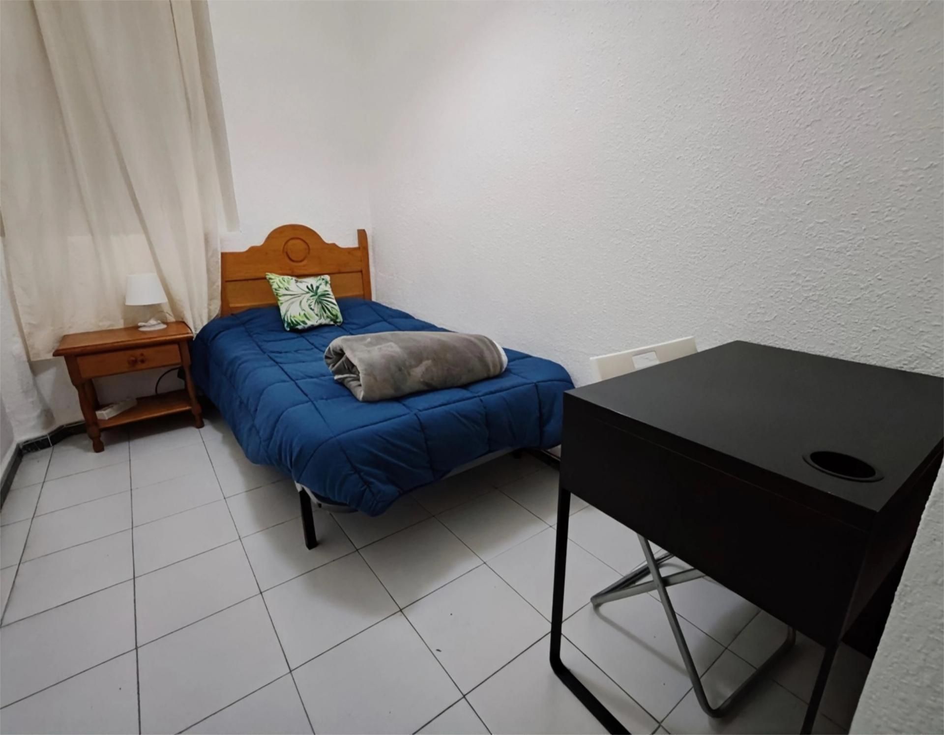 Dormitori de Pis per a compartir en  Sevilla Capital amb Moblat, Forn i Rentadora