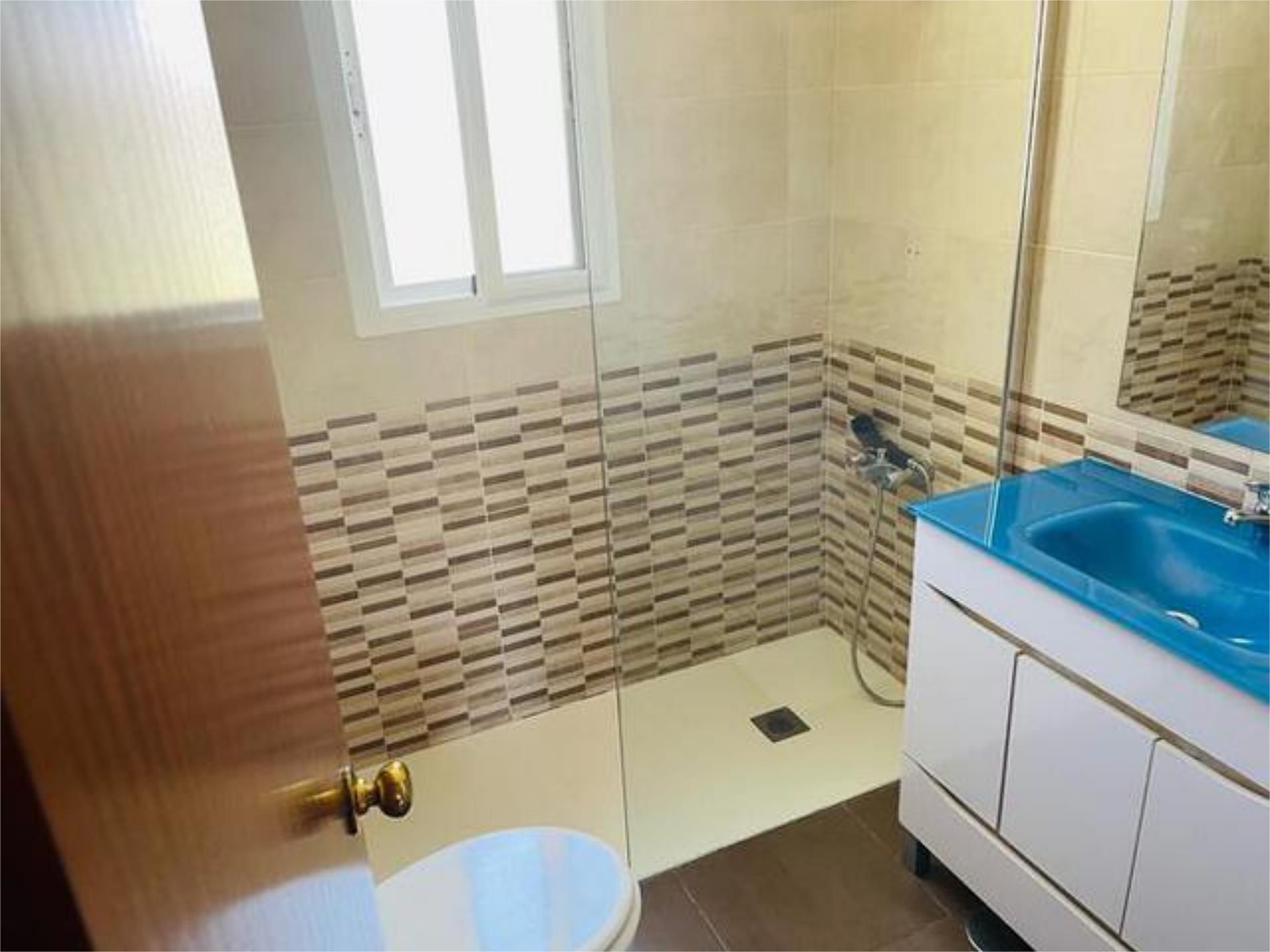 Bany de Apartament de lloguer en Chiclana de la Frontera amb Calefacció, Jardí privat i Terrassa