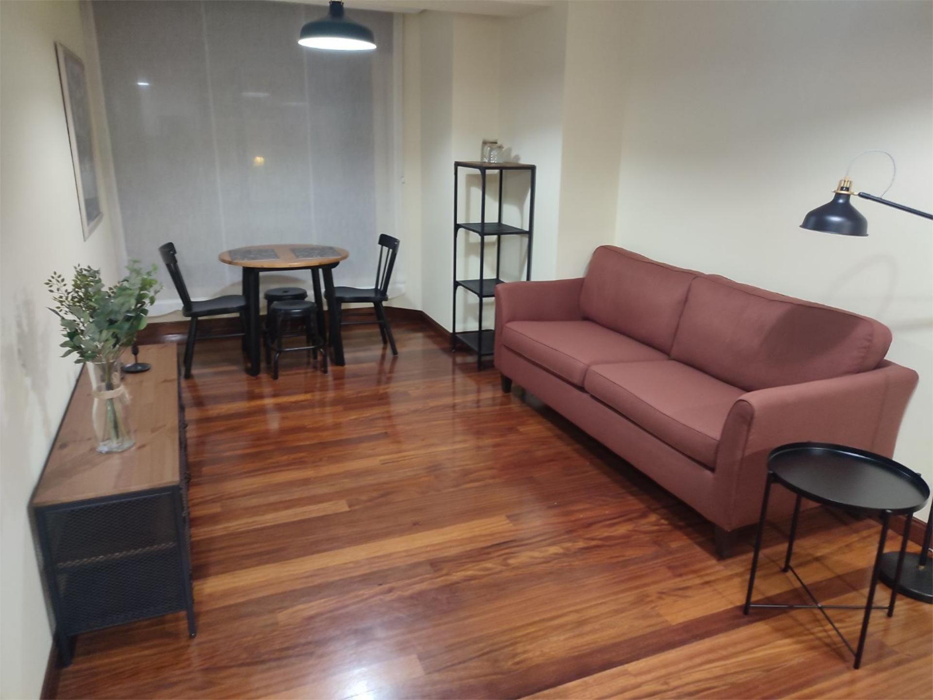 Sala d'estar de Apartament de lloguer en Vigo  amb Calefacció, Parquet i Traster