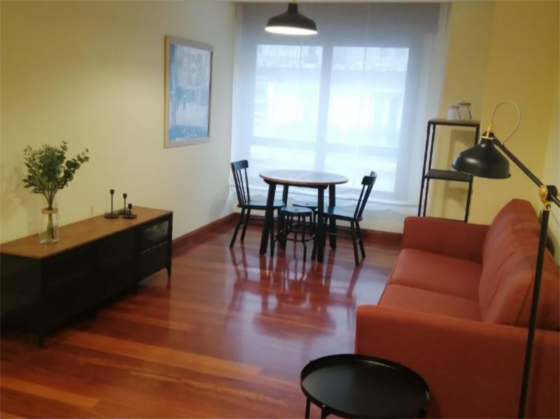 Living room of Flat to rent in Vigo   with Heating, Parquet flooring and Storage room