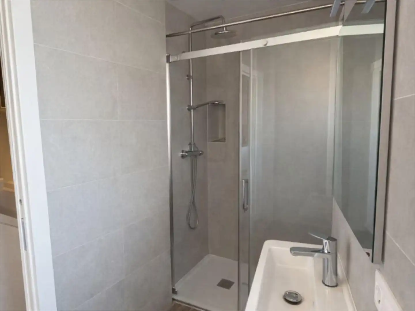 Wohnung zum Verkauf in Carrer del Pintor Enric Serra, 20, Nucli Antic Badezimmer von Wohnung zum Verkauf in L'Escala mit Klimaanlage, Heizung und Parkett