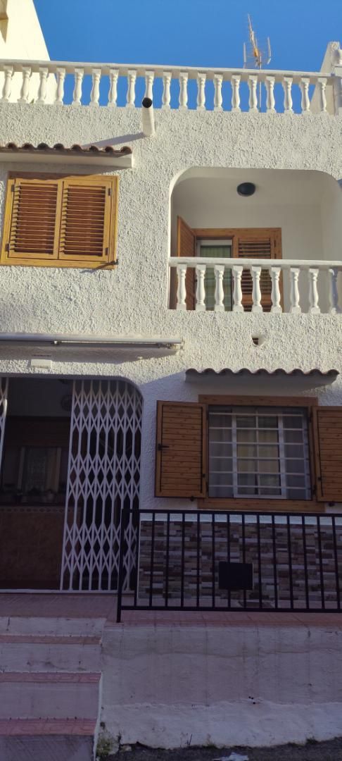 Single-family semi-detached for sale in Calle Estocolmo, 14, Zona Playa de los Locos Exterior view of Single-family semi-detached for sale in Torrevieja with Air Conditioner, Heating and Terrace
