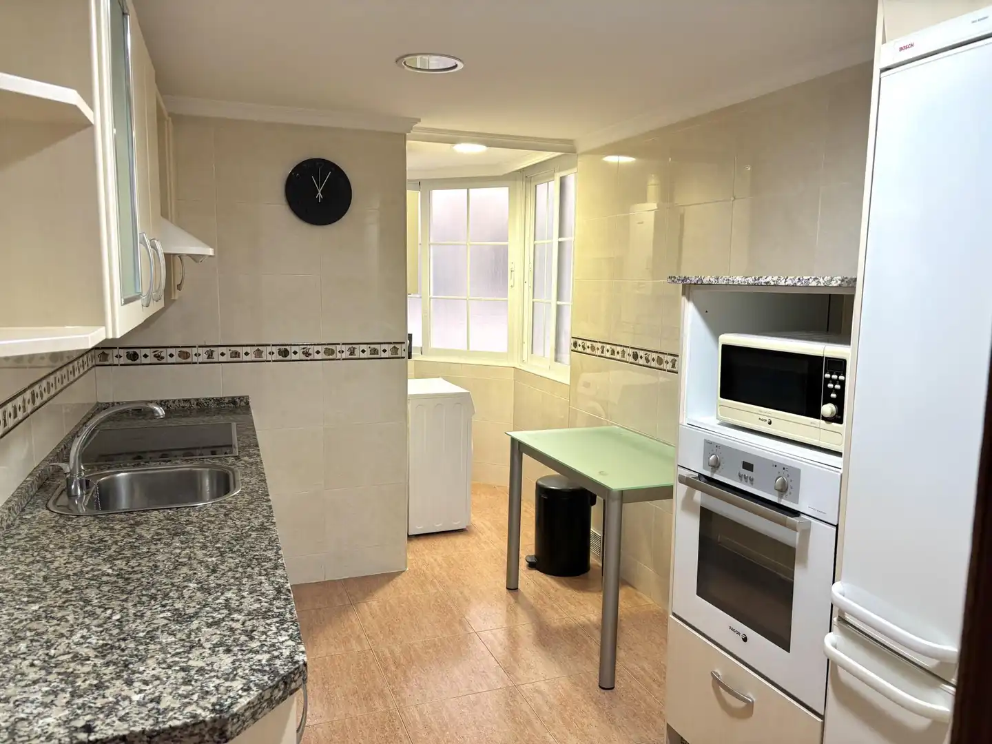 Room in Calle Villarroel, 61, Parque Ayala - Jardín de la Abadía - Huelín Kitchen of Flat for share in Málaga with Terrace, Furnished and Community parking