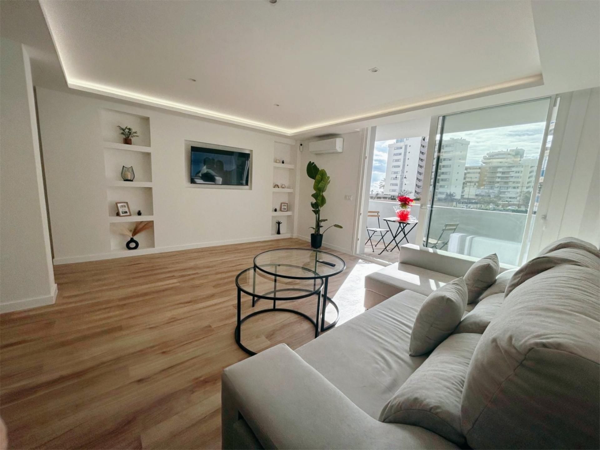 Living room of Flat for sale in Fuengirola  with Air Conditioner, Terrace and Balcony