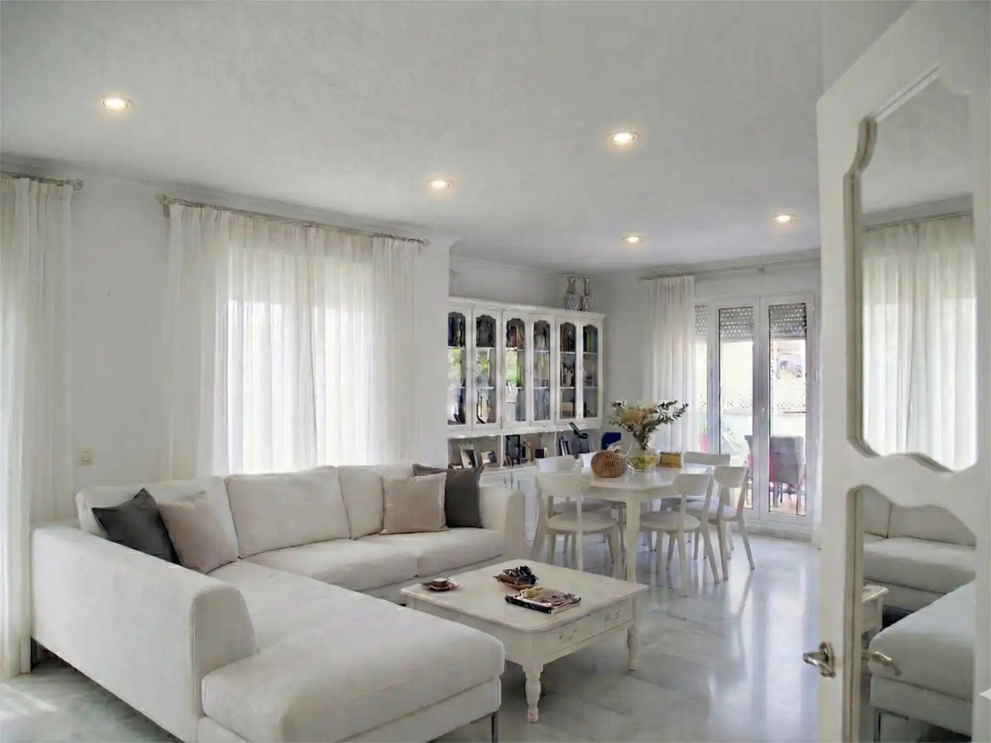 Flat for rent in Calle Gerardo Diego, 1, Bami - La Estrella Living room of Flat for rent in Sevilla with Air Conditioner, Heating and Terrace