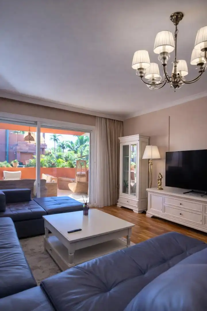 Pis de lloguer a Calle Isabel Clara Eugenia, 357, Nueva Andalucía Sala d'estar de Pis de lloguer en Marbella amb Aire condicionat, Terrassa i Piscina