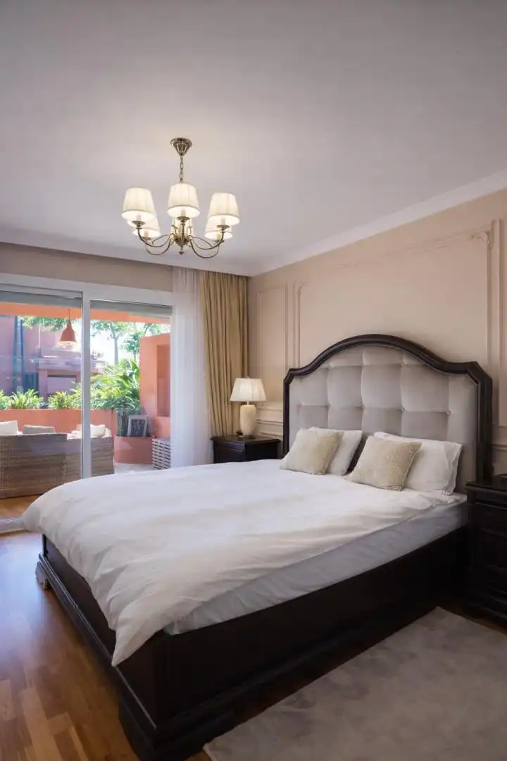 Pis de lloguer a Calle Isabel Clara Eugenia, 357, Nueva Andalucía Dormitori de Pis de lloguer en Marbella amb Aire condicionat, Terrassa i Piscina