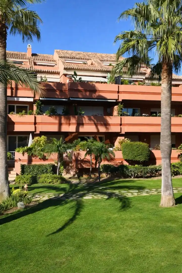 Pis de lloguer a Calle Isabel Clara Eugenia, 357, Nueva Andalucía Vista exterior de Pis de lloguer en Marbella amb Aire condicionat, Terrassa i Piscina