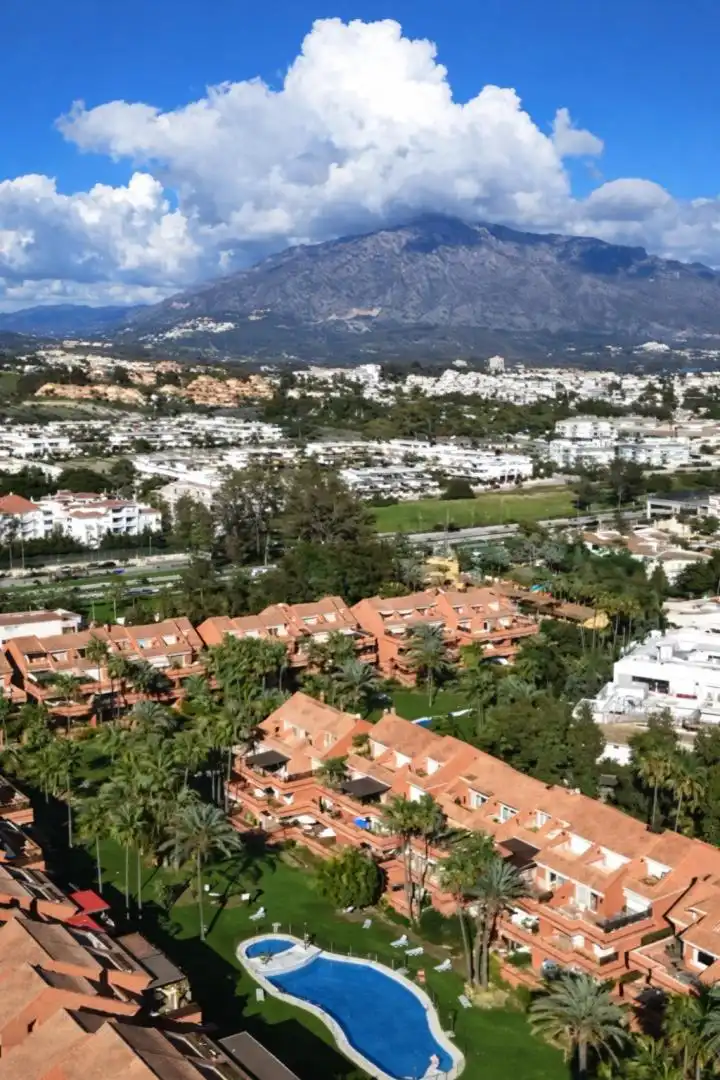 Pis de lloguer a Calle Isabel Clara Eugenia, 357, Nueva Andalucía Vista exterior de Pis de lloguer en Marbella amb Aire condicionat, Terrassa i Piscina