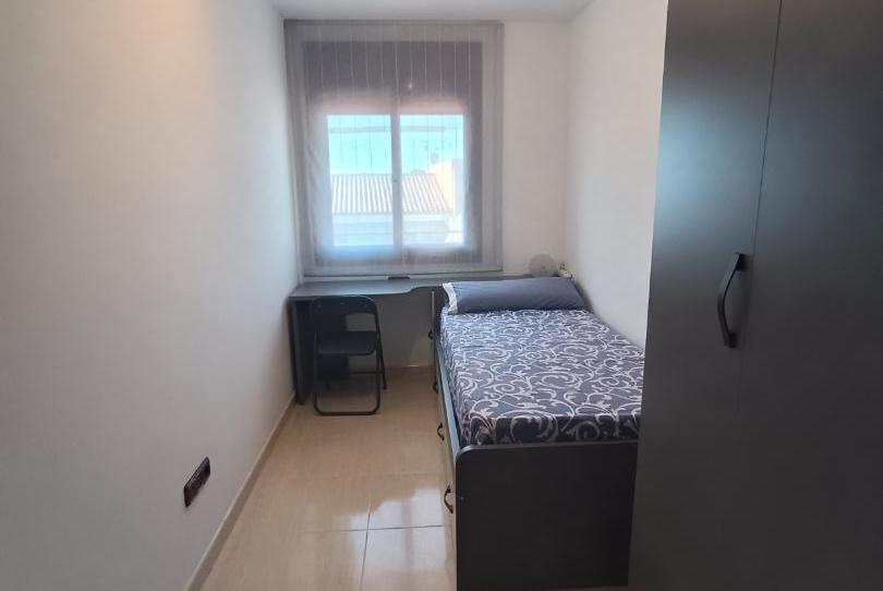 Flat to share in Avinguda de Salou, 145, Migjorn, Reus - image 1 Photo 1 of Flat to share in Avinguda de Salou, 145, Migjorn, Reus