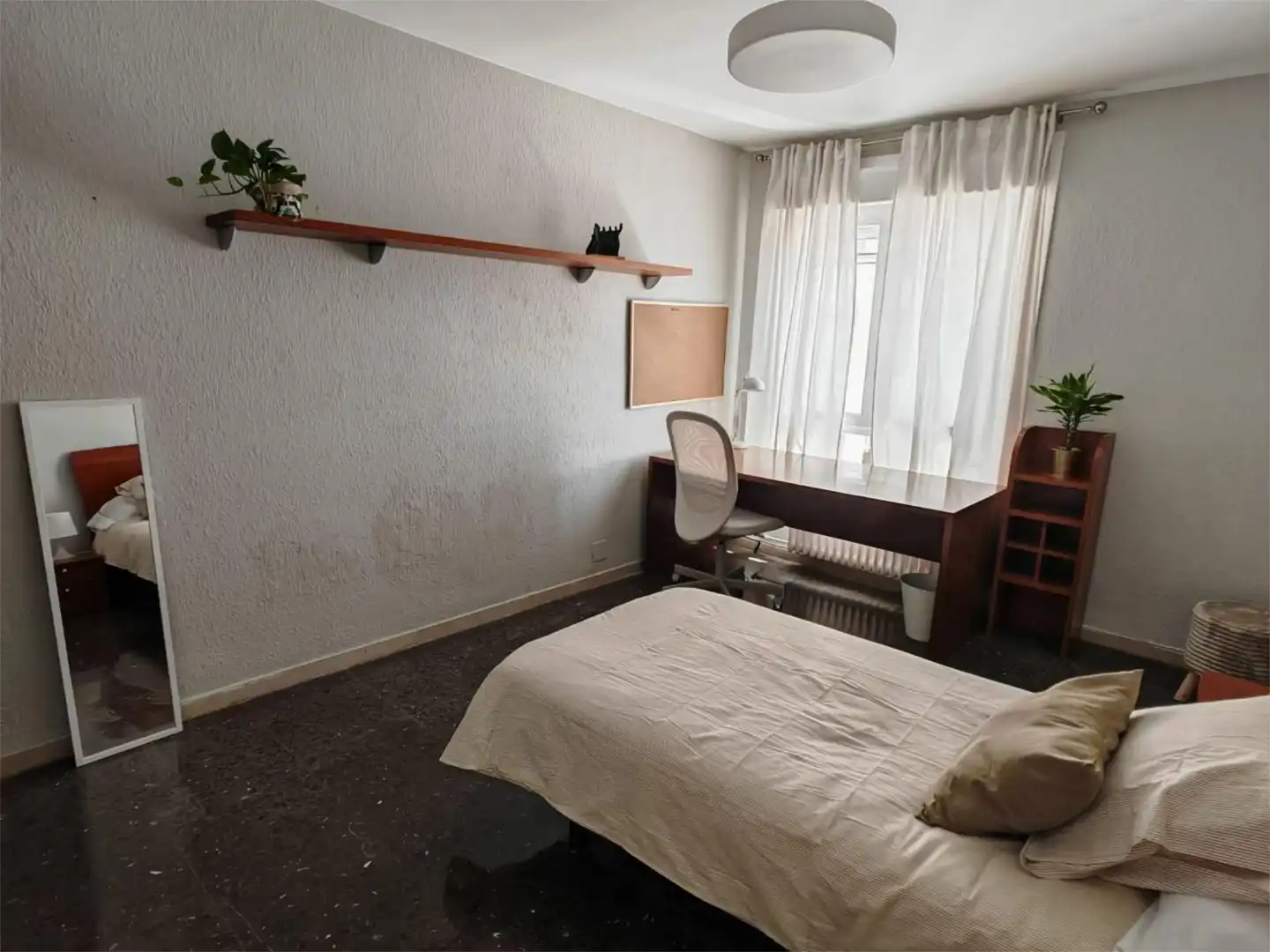 Room in Calle de Fray Luis Amigó, 4, Ruiseñores Room in Calle de Fray Luis Amigó, 4, Ruiseñores