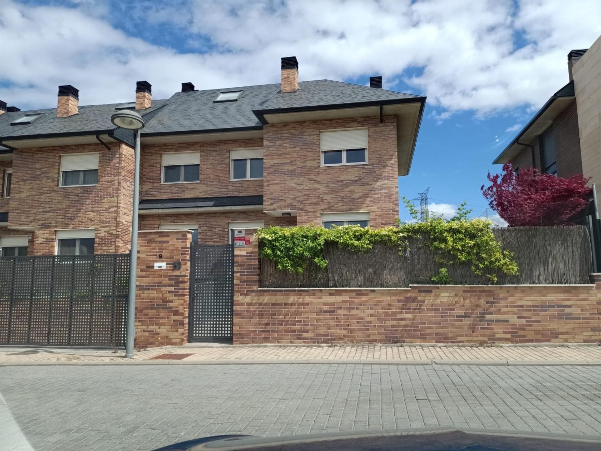 Vista exterior de Pis de lloguer en Majadahonda amb Aire condicionat, Calefacció i Jardí privat