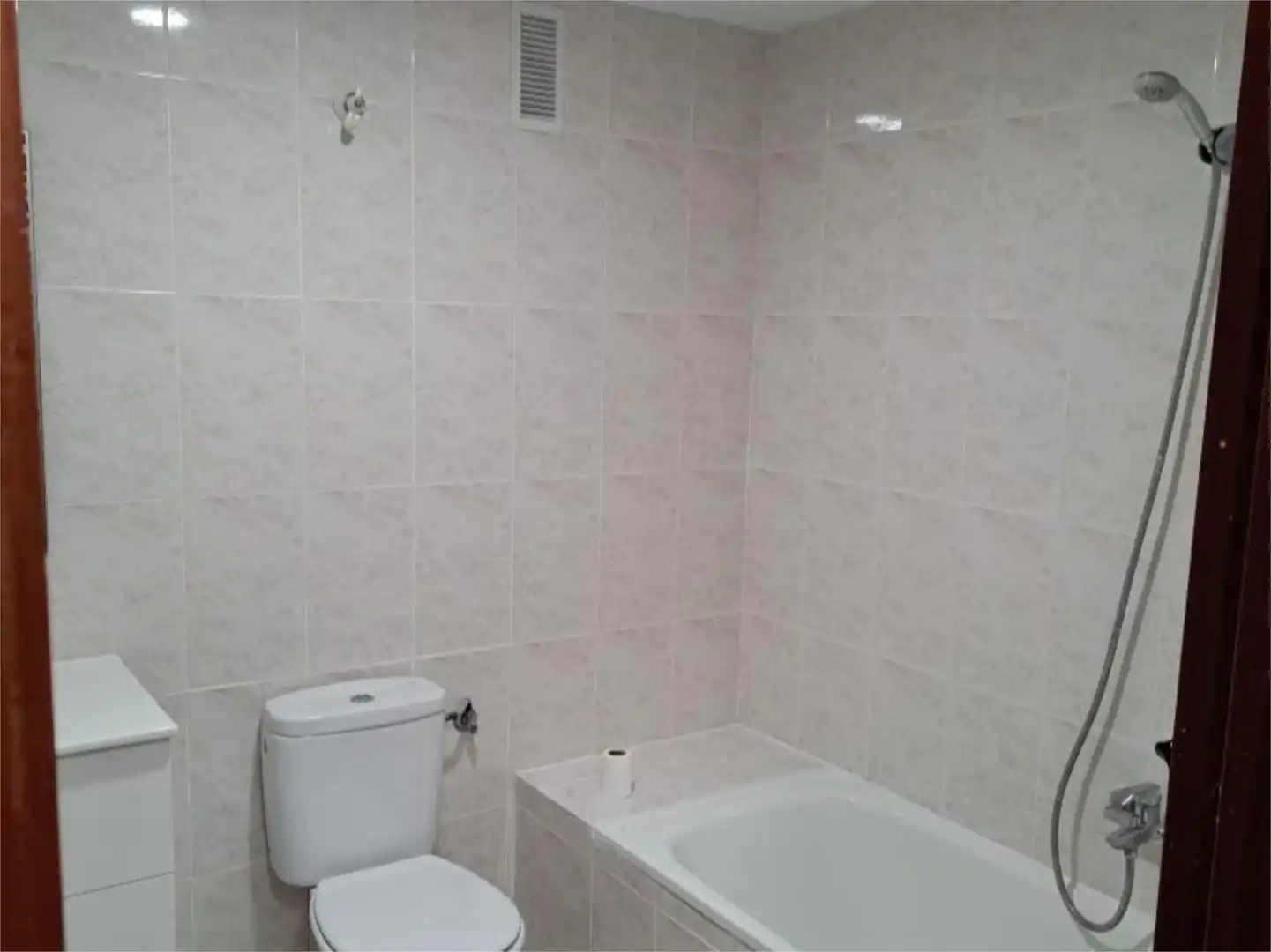 Room in Carrer de Colon, 86, Albal Bathroom of Flat for share in Albal with Furnished