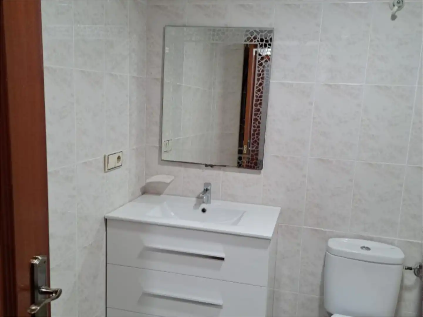Room in Carrer de Colon, 86, Albal Bathroom of Flat for share in Albal with Furnished