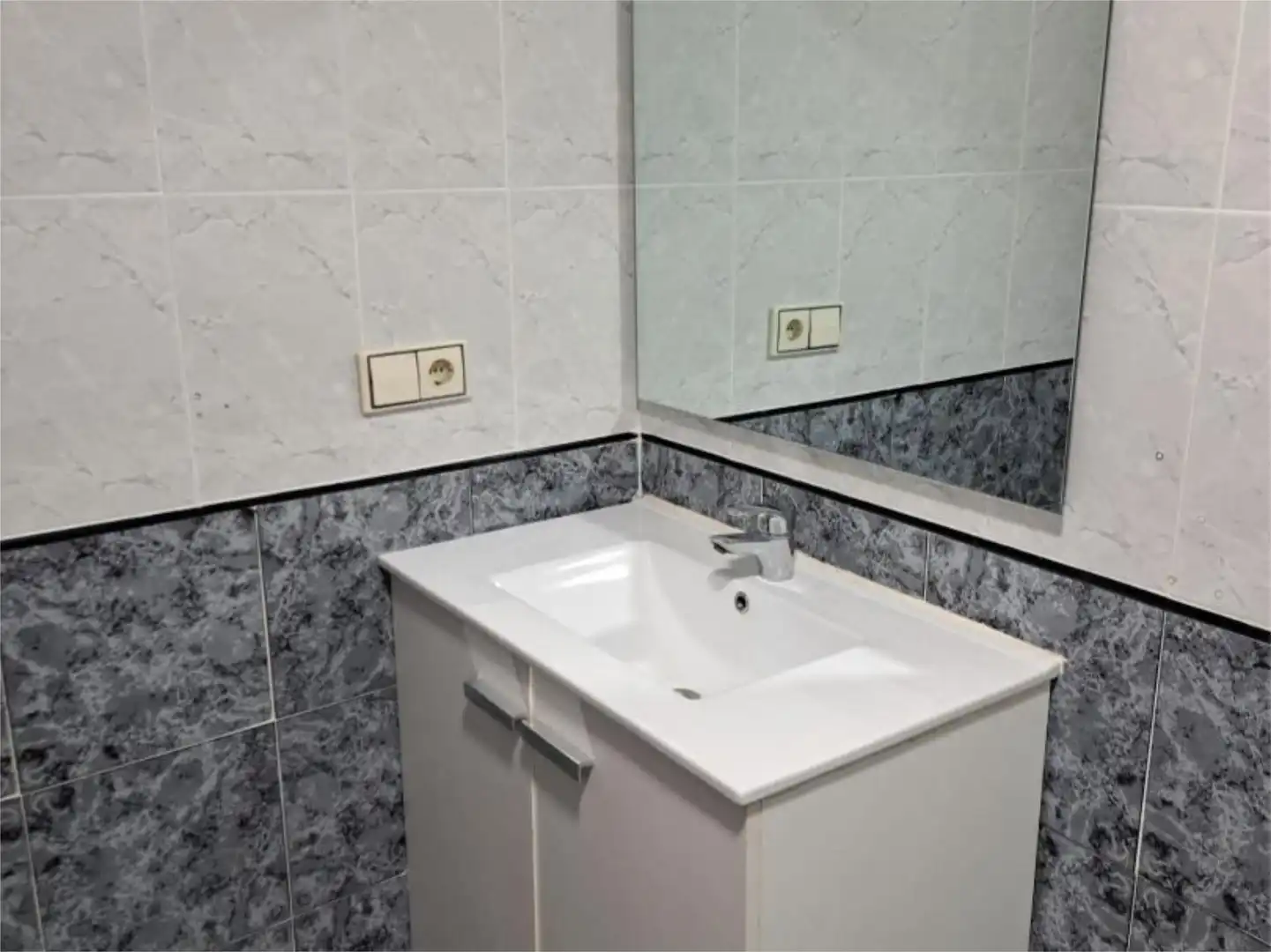 Room in Carrer de Colon, 86, Albal Bathroom of Flat for share in Albal with Furnished