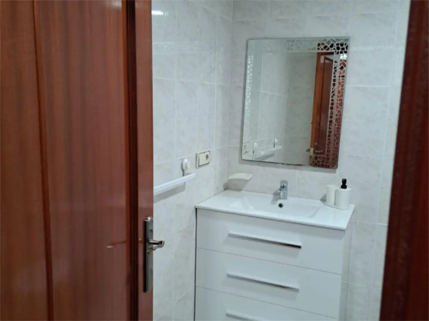 Room in Carrer de Colon, 86, Albal Bathroom of Flat for share in Albal with Furnished