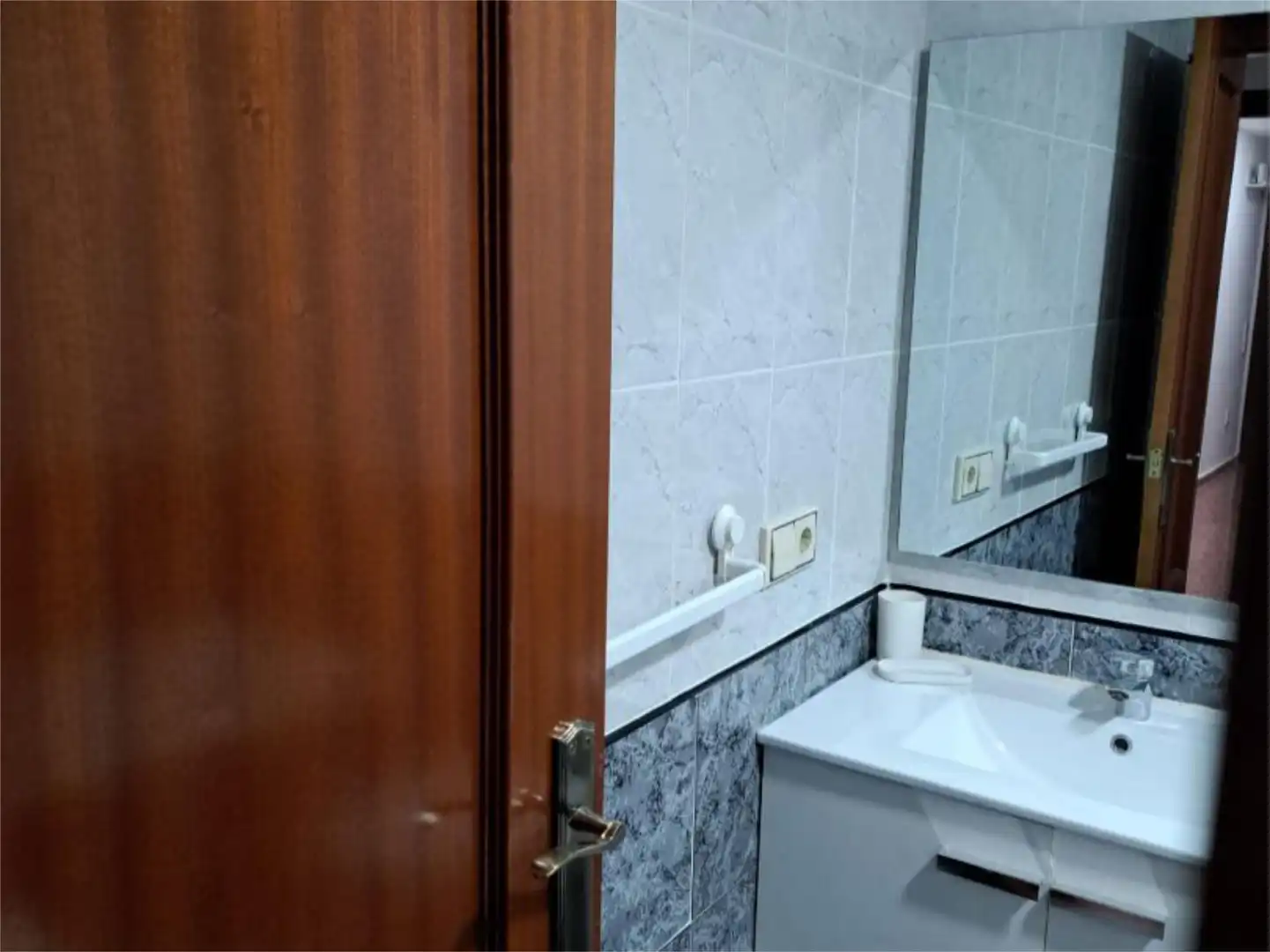 Room in Carrer de Colon, 86, Albal Bathroom of Flat for share in Albal with Furnished