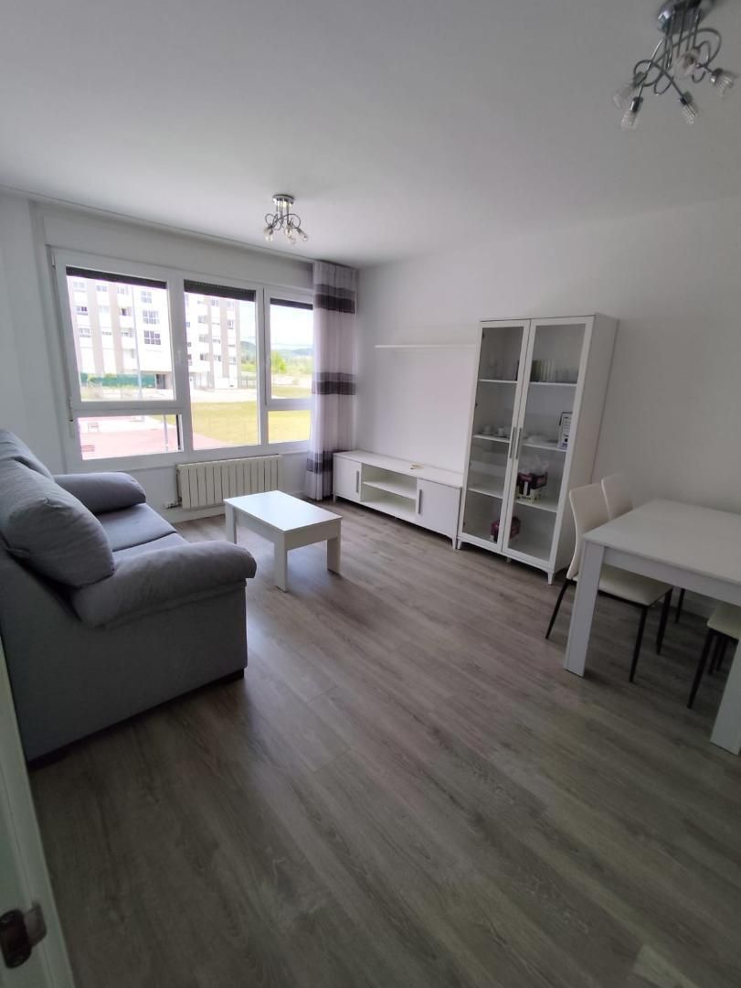 Living room of Flat to rent in Burgos Capital  with Heating, Parquet flooring and Furnished