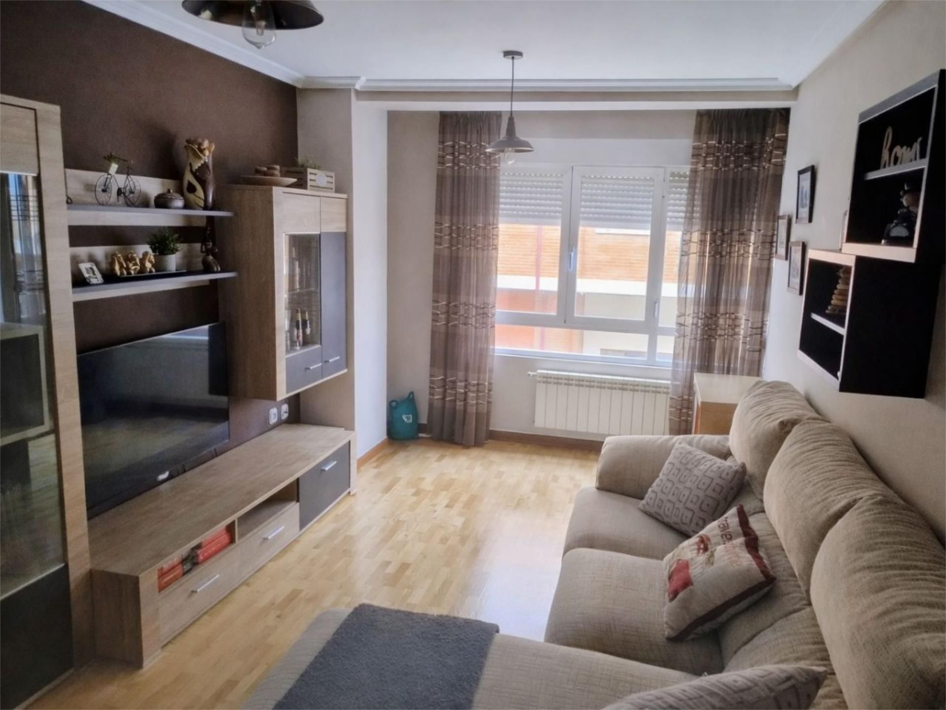 Living room of Flat for sale in Villaquilambre  with Heating, Parquet flooring and Terrace