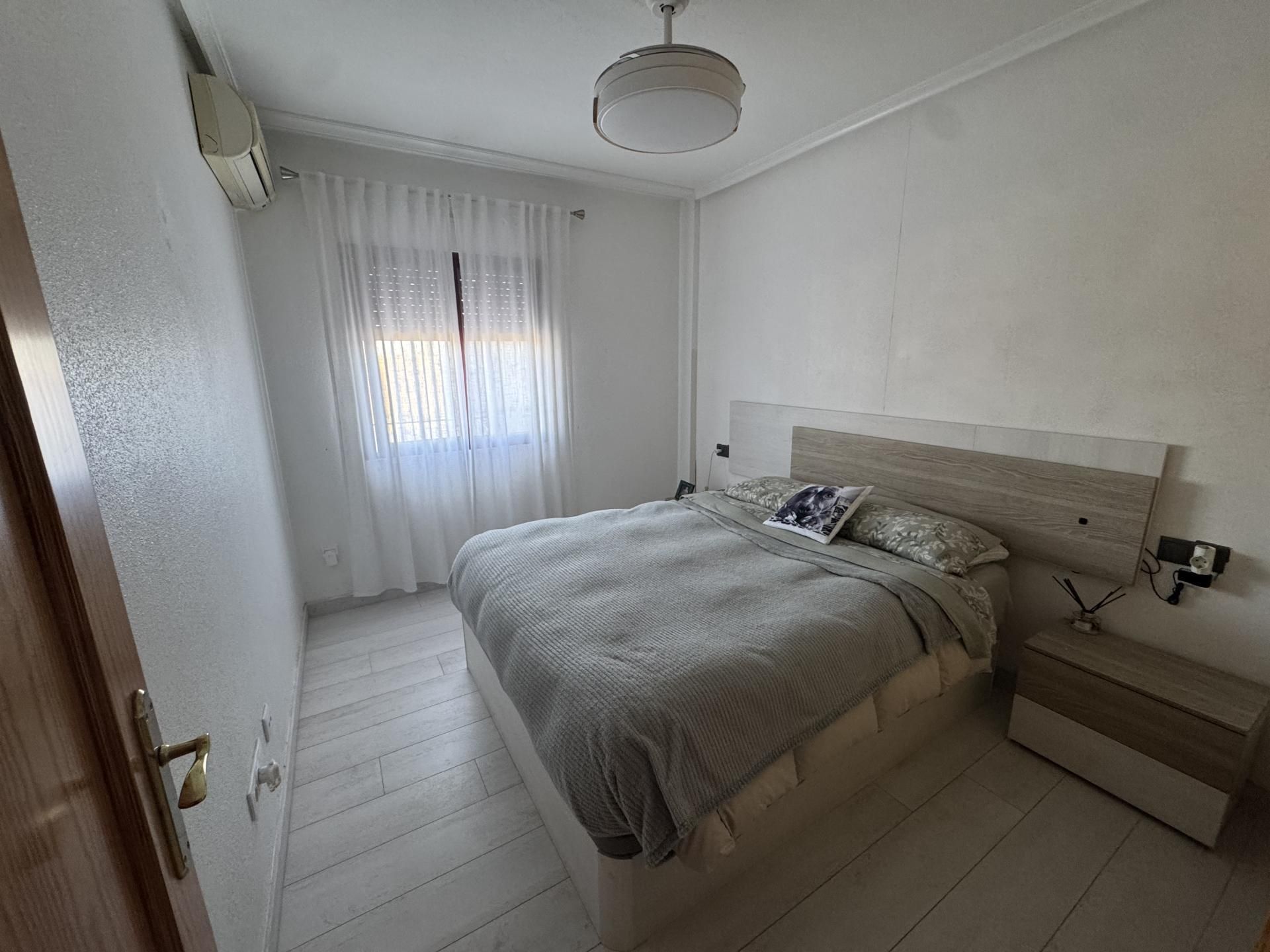 Dormitori de Planta baixa en venda en Daya Vieja amb Aire condicionat, Terrassa i Moblat