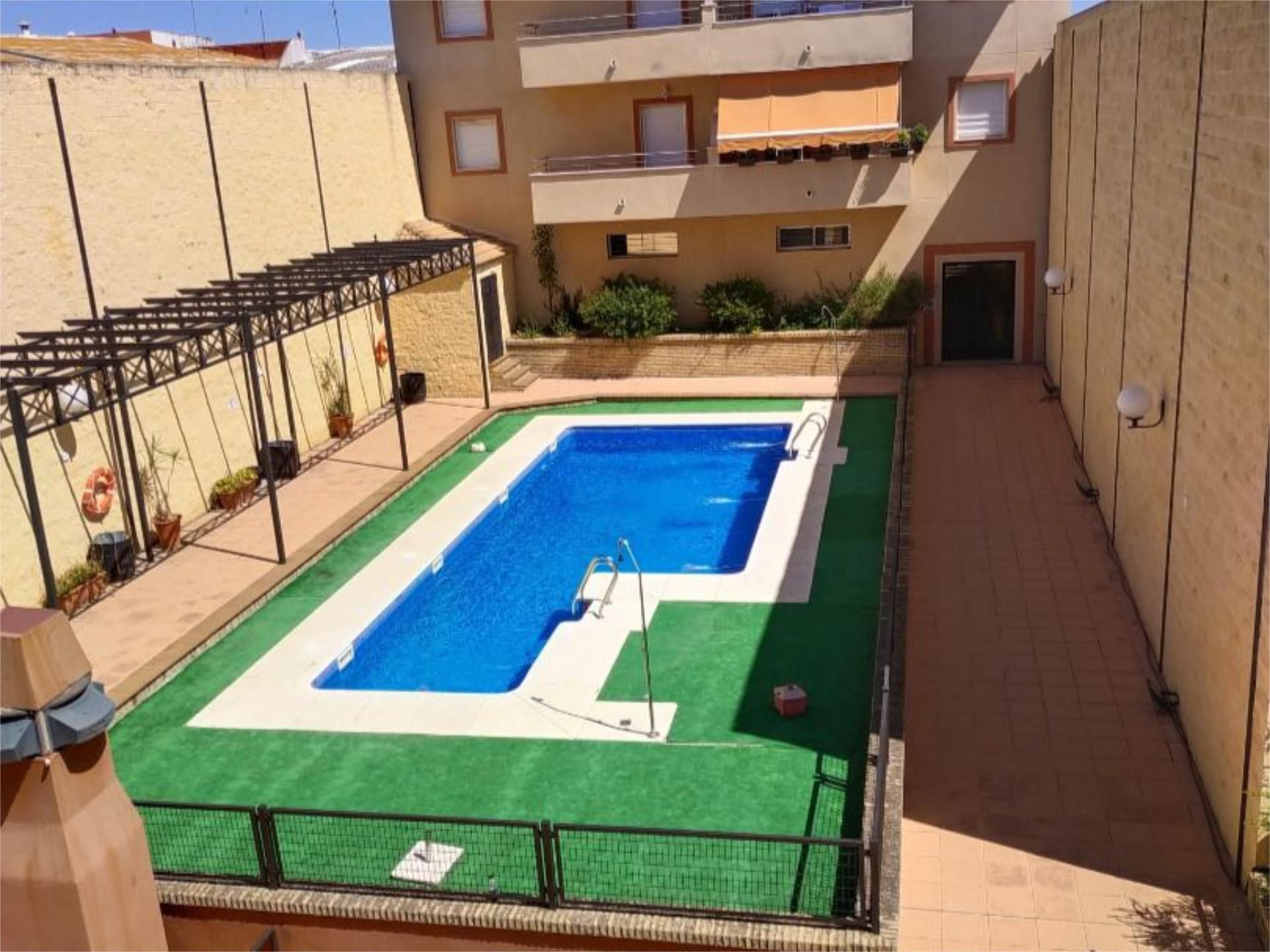 Schwimmbecken von Wohnung miete in Pilas mit Klimaanlage, Heizung und Privatgarten