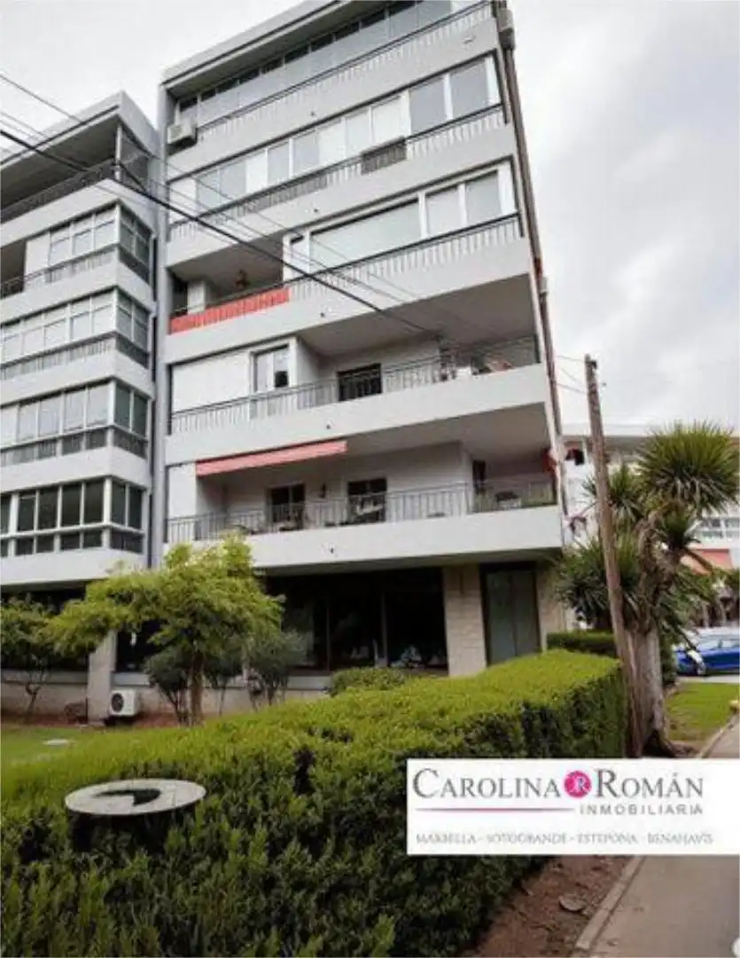 Piso en venta en Valdeolletas - Las Cancelas - Xarblanca Vista exterior de Piso en venta en Marbella con Terraza