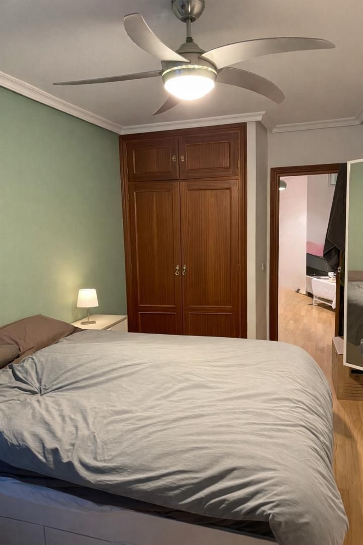 Flat to share in Calle del Condado de Treviño, 2, Costillares Bedroom of Flat to share in Madrid Capital with Heating, Private garden and Parquet flooring