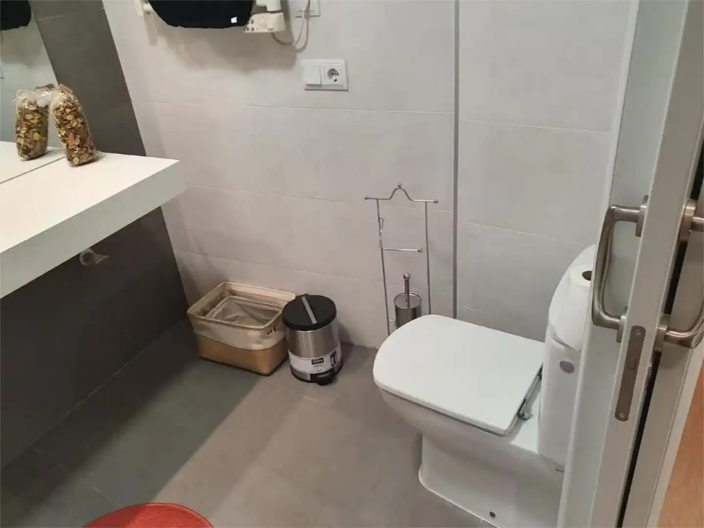 Baño de Apartamento de alquiler en Aldeaseca de la Frontera con Aire acondicionado, Calefacción y Amueblado