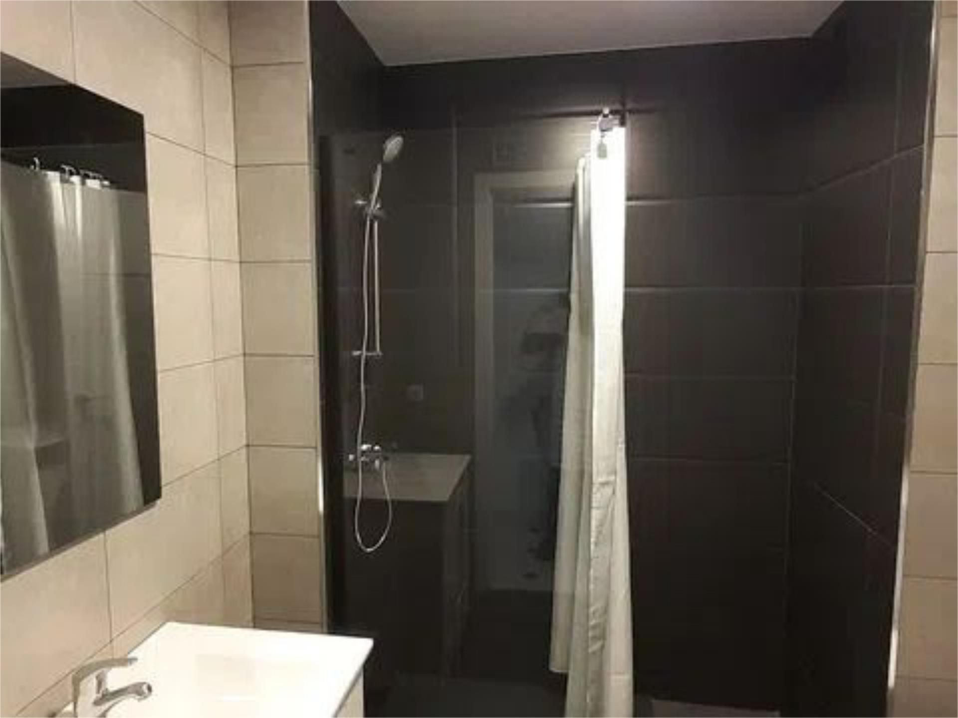 Bany de Pis en venda en  Madrid Capital amb Aire condicionat, Terrassa i Balcó