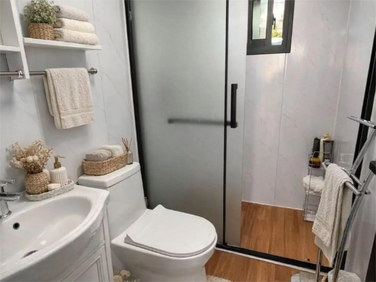 Flat for sale in Calle Alicante, San Pedro de Alcántara pueblo Bathroom of Flat for sale in Marbella with Private garden, Parquet flooring and Furnished