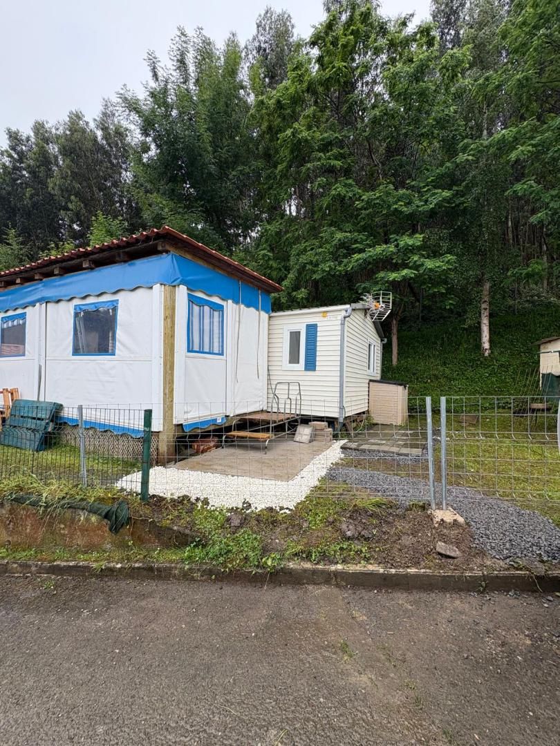 Vista exterior de Casa adosada en venda en Castro-Urdiales amb Aire condicionat, Jardí privat i Piscina
