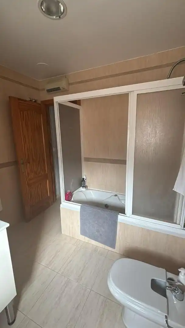 Casa adosada en venta en Calle Pintor Ribera, 10, Loja Baño de Casa adosada en venta en Loja con Aire acondicionado, Terraza y Balcón