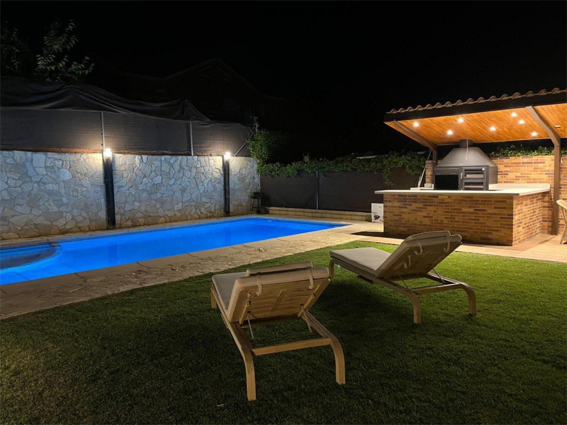 Swimming pool of House or chalet for sale in Villanueva de la Cañada  with Air Conditioner, Heating and Private garden