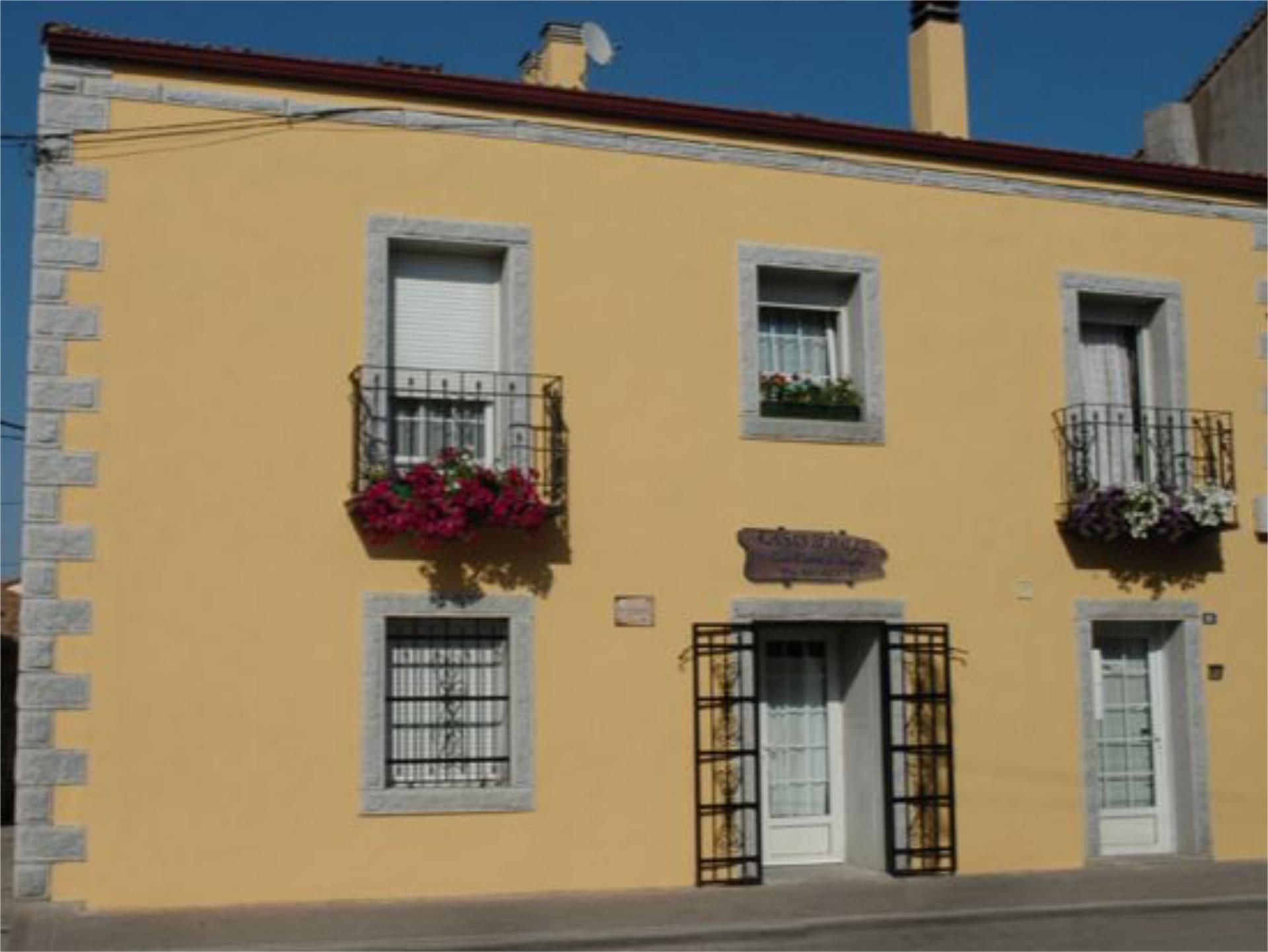 Außenansicht von Wohnung miete in Lozoyuela-Navas-Sieteiglesias mit Heizung, Abstellraum und Möbliert