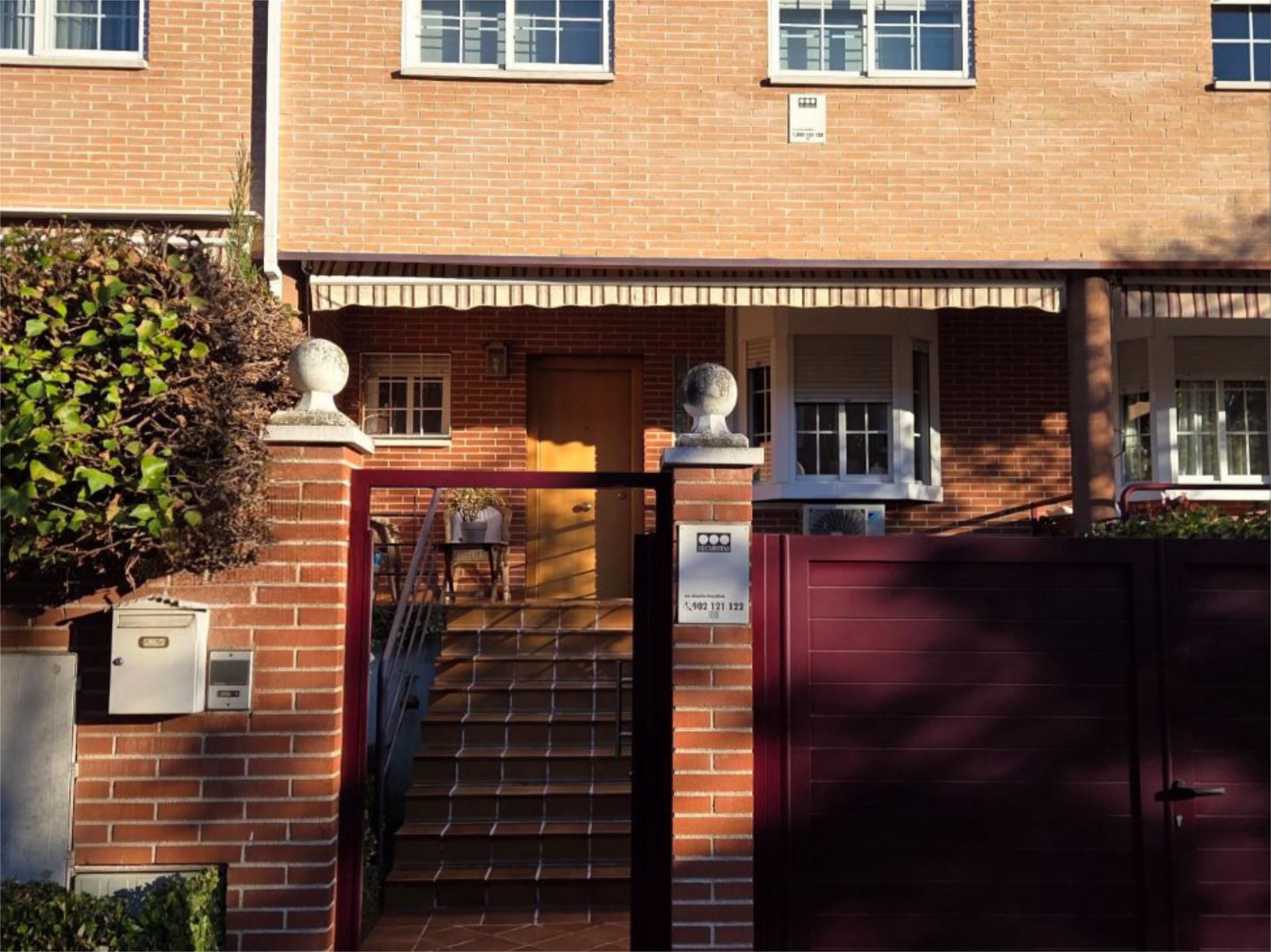 Vista exterior de Pis en venda en Alcalá de Henares amb Aire condicionat i Piscina