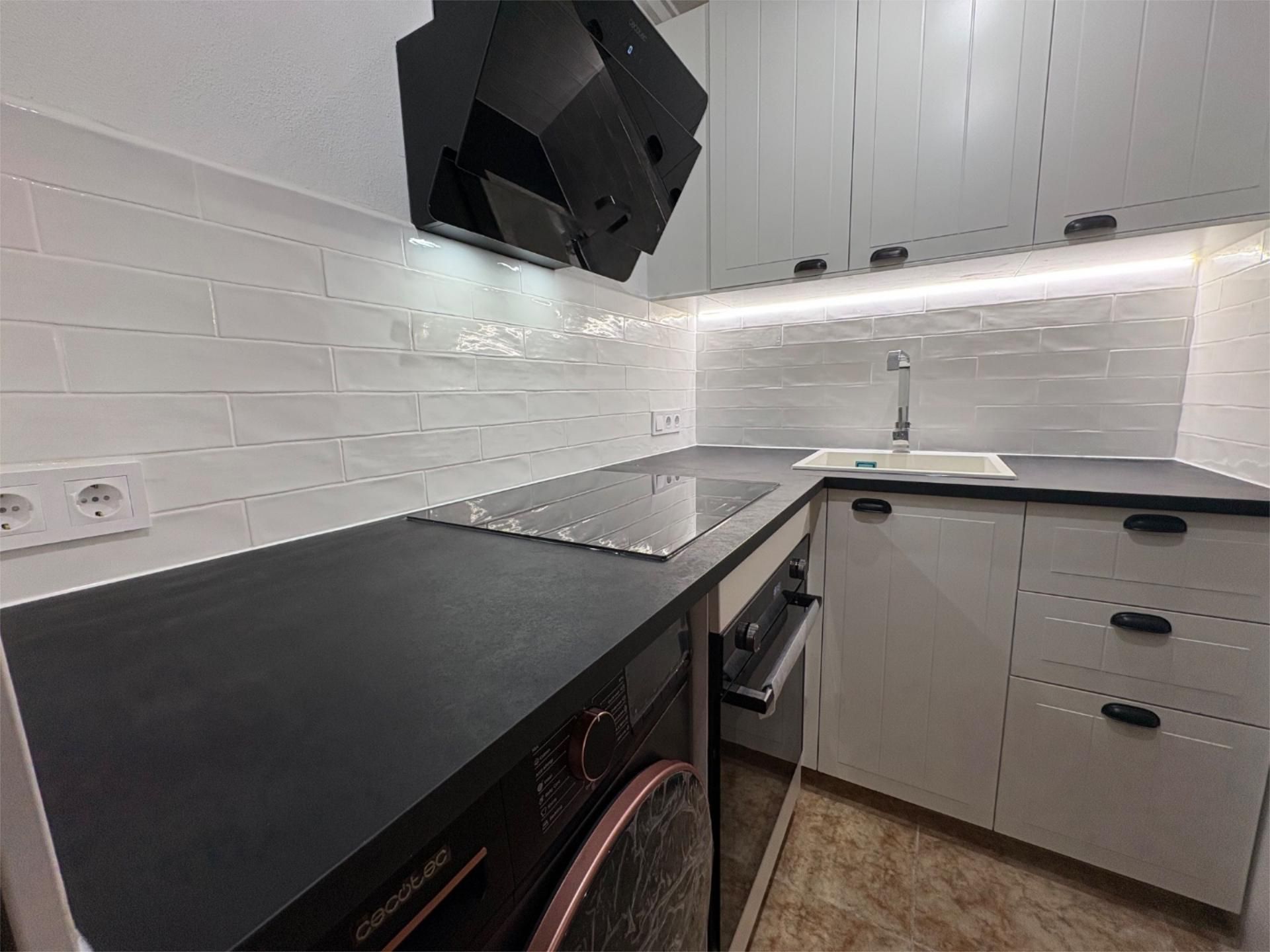 Flat for sale in Calle María Gil Vallejos, 24, Avenida Habaneras - Curva de Palangre Kitchen of Flat for sale in Torrevieja with Air Conditioner and Terrace