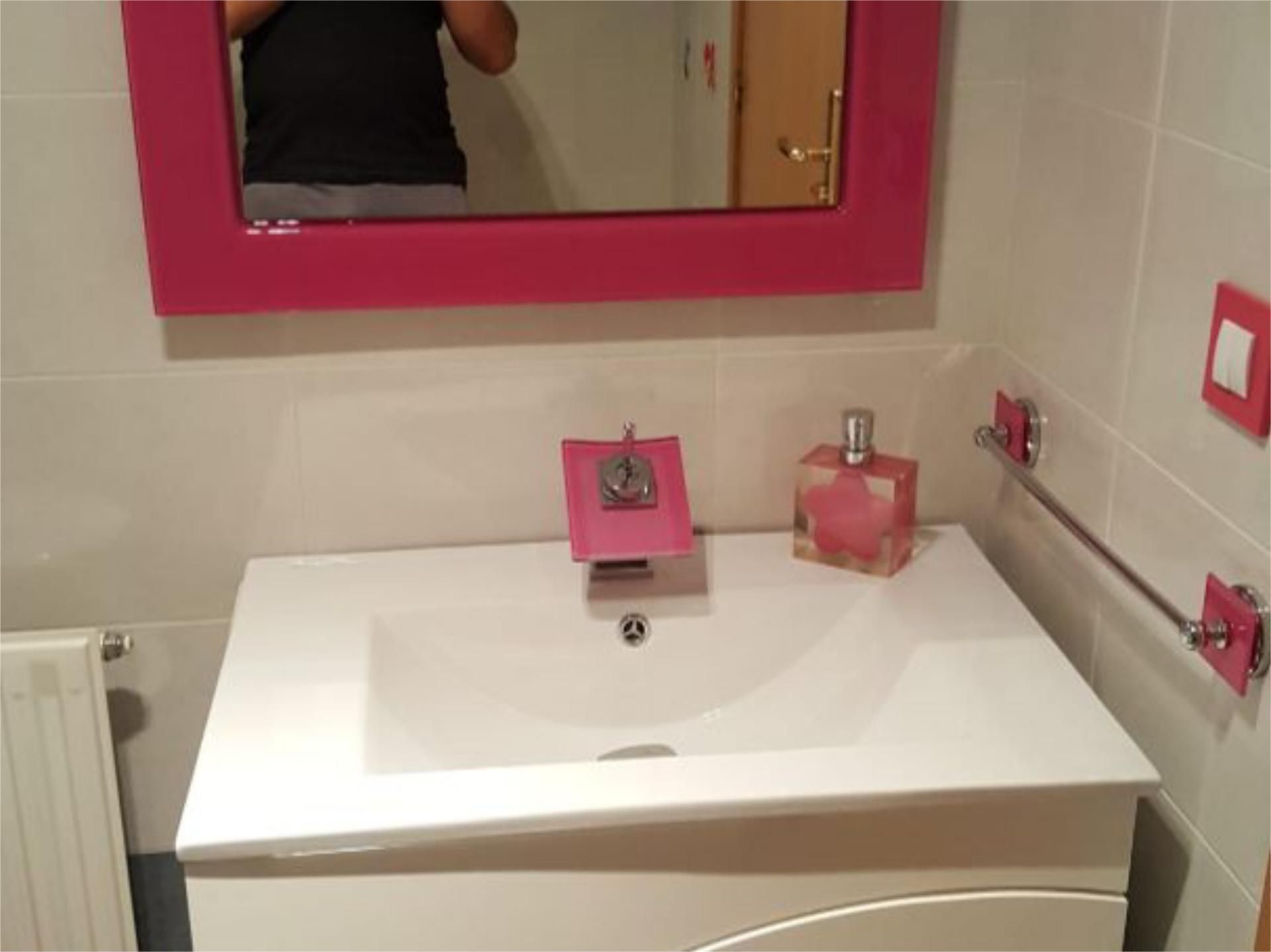 Bathroom of Flat for sale in Parla  with Air Conditioner, Heating and Parquet flooring