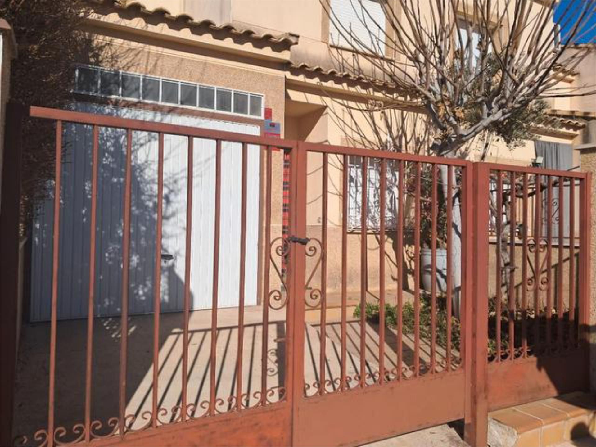 Vista exterior de Casa adosada en venda en Quero amb Calefacció, Terrassa i Moblat