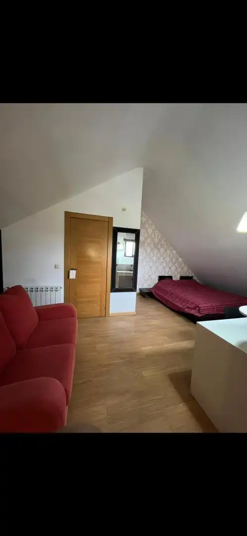 Casa o xalet en venda a Calle las Curvas, 21, Cuatro Vientos Dormitori de Casa o xalet en venda en Ponferrada amb Aire condicionat, Terrassa i Balcó