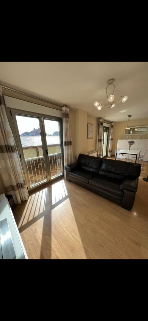 Sala d'estar de Casa o xalet en venda en Ponferrada amb Aire condicionat, Terrassa i Balcó