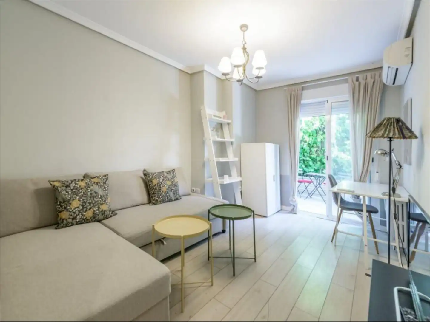 Piso en venta en Calle de Prieto Ureña, 5, Nueva España Habitación de Piso en venta en Madrid con Aire acondicionado, Calefacción y Jardín privado