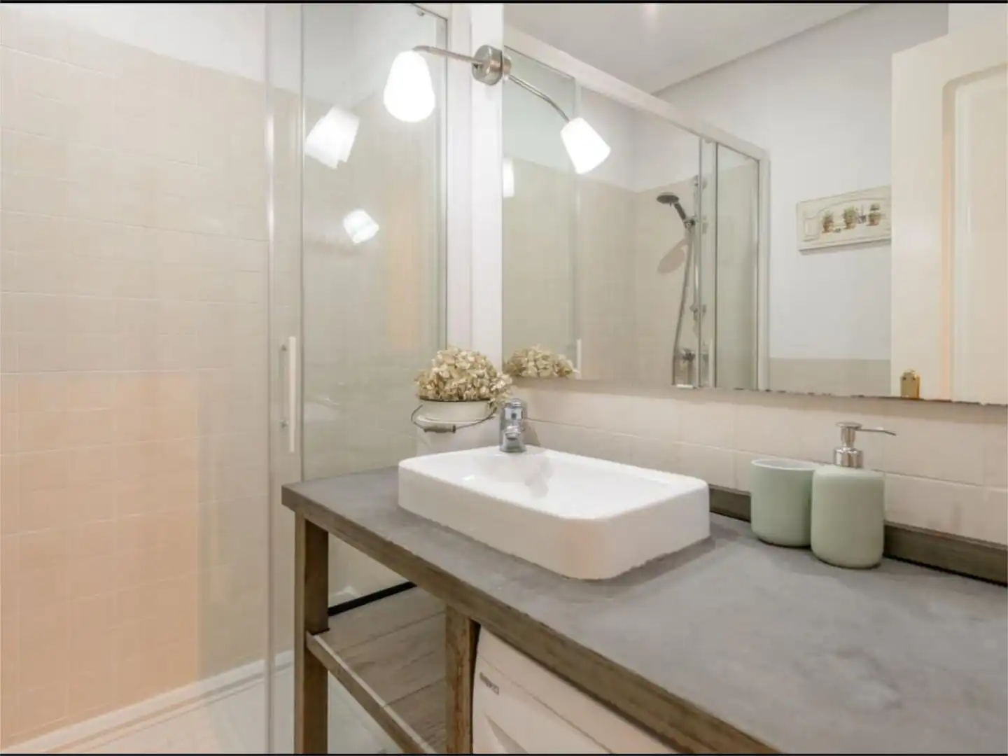 Piso en venta en Calle de Prieto Ureña, 5, Nueva España Baño de Piso en venta en Madrid con Aire acondicionado, Calefacción y Jardín privado