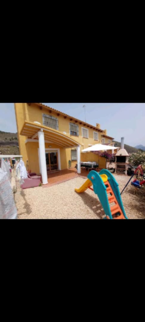 Jardí de Casa adosada de lloguer en Relleu amb Aire condicionat, Calefacció i Moblat