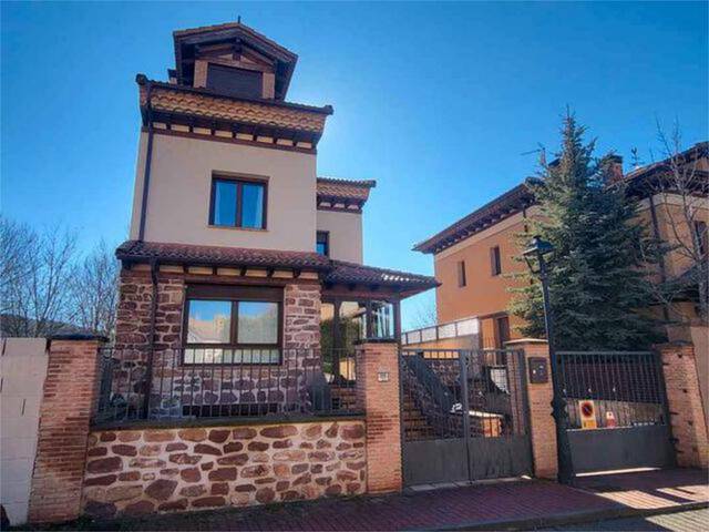 Casa adosada en Venta en Molina de Aragón