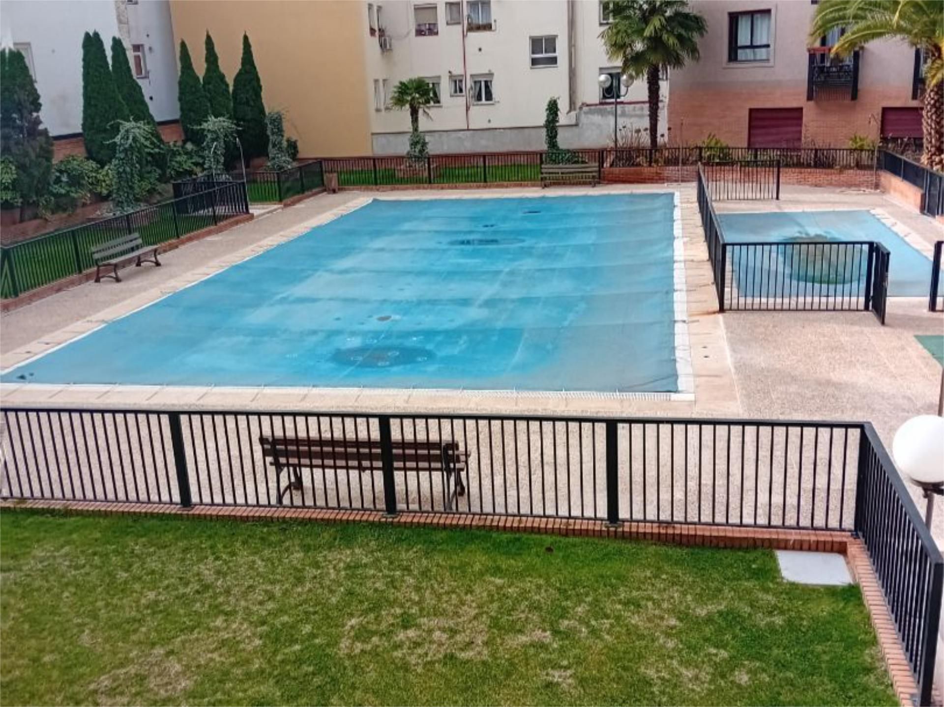 Swimming pool of Attic for sale in  Madrid Capital  with Air Conditioner, Parquet flooring and Terrace